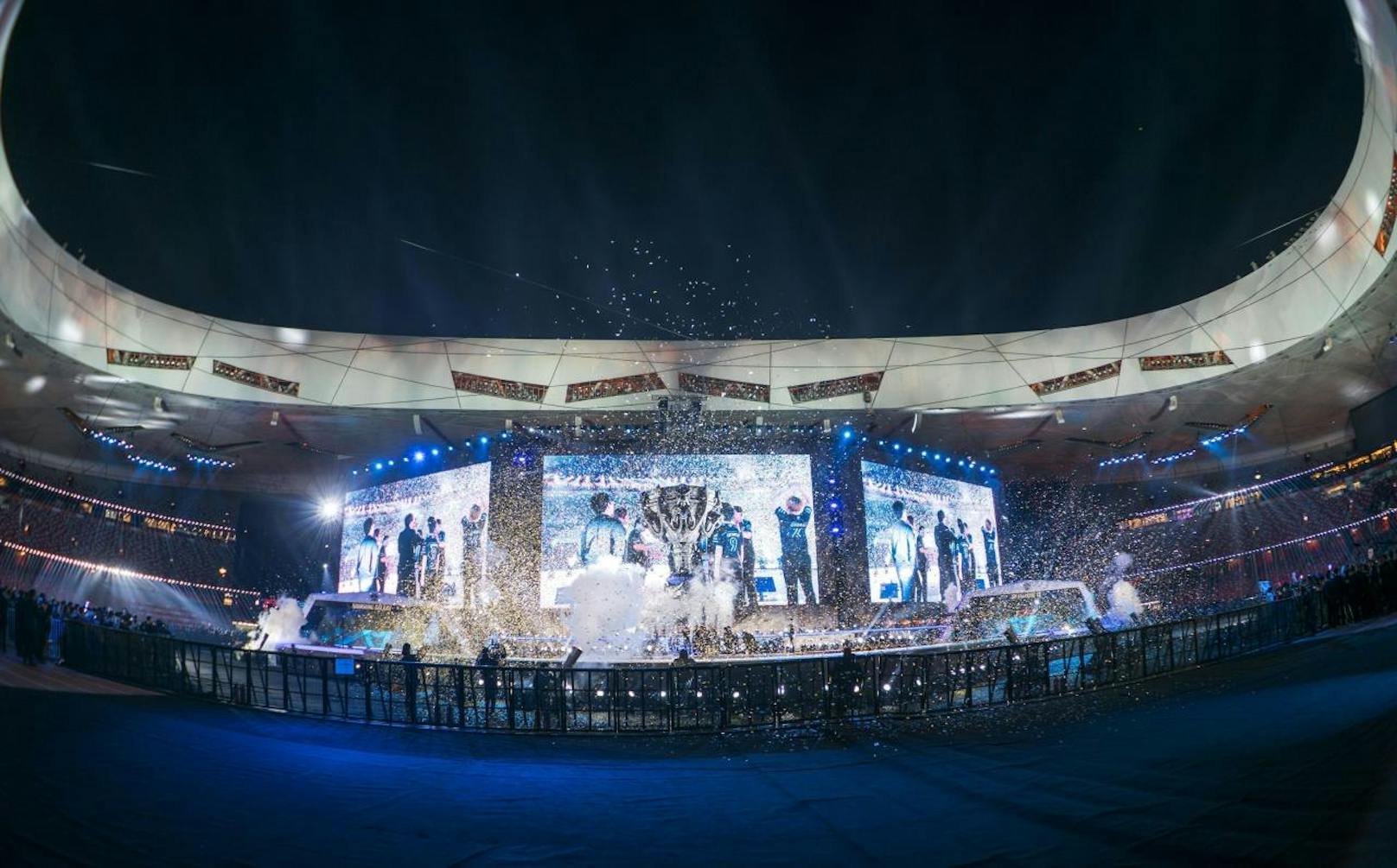 Professionelle Videogame-Wettbewerbe stehen Profi-Sportevents längst in nichts nach und locken Hunderttausende in Stadien und vor Bildschirme. Im Bild: Das WM-Finale in League of Legends im Olympia-Stadion von Peking.