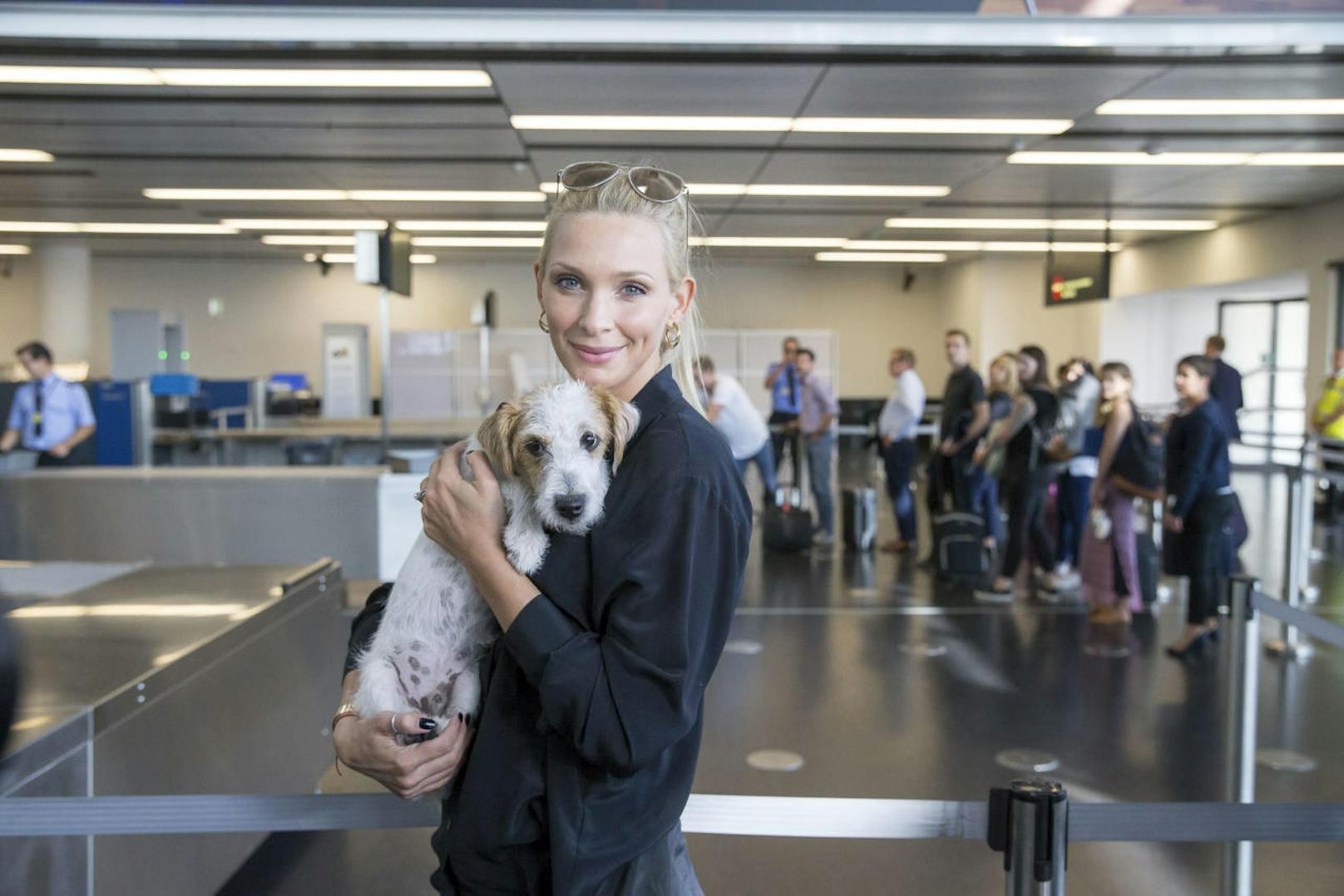 Philippa und Heinz-Christian Strache (FPÖ) lernen einen jungen Drogenhund am Flughafen Wien kennen. 