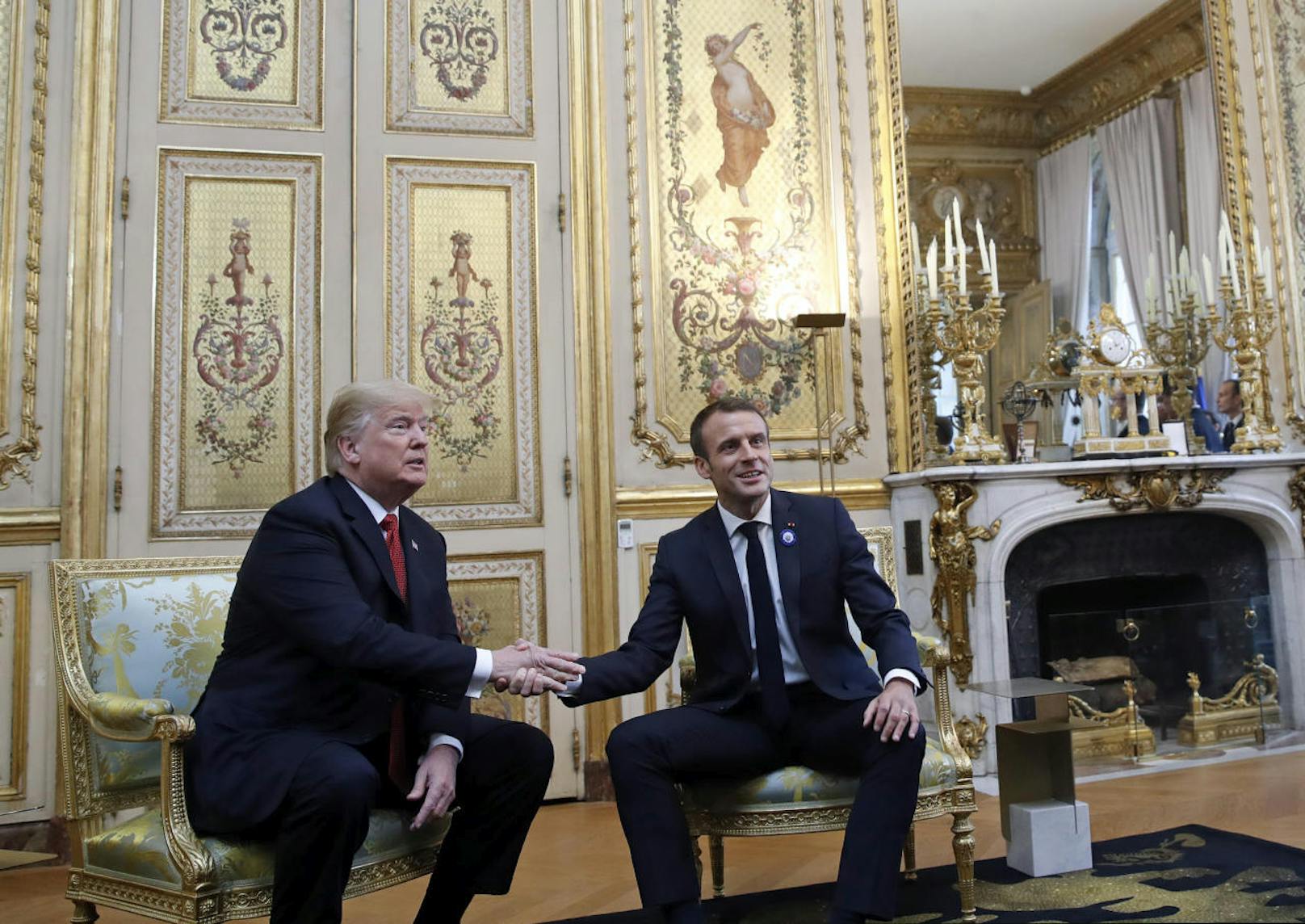 Macron "gewann" das Macho-Duell und zerquetschte Trumps Hand regelrecht. Dieser gab schließlich als erster auf.