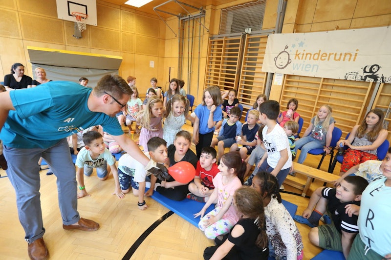 Coole Experimente warten auf der Kinderuni. Ab dem 11. Juni läuft die Anmeldung, die Kids können sich für 417 Lehrveranstaltungen anmelden.