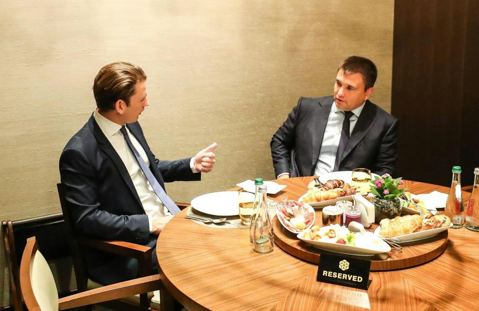 Bundeskanzler Sebastian Kurz (l.)  beim Treffen mit dem Außenminister Pawlo Klimkin (r.).