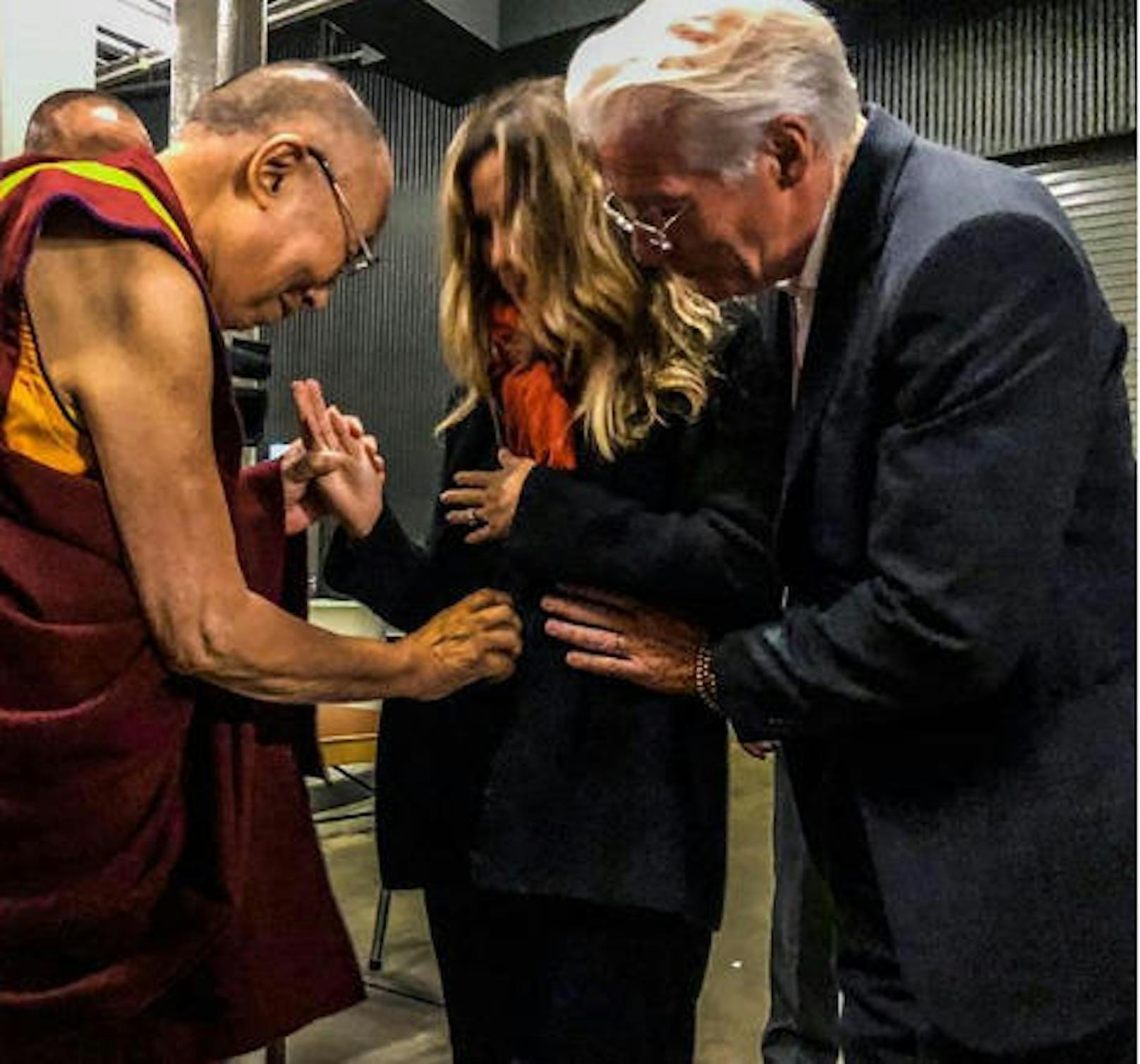 Alejandras erste Schwangerschaft wurde vom <b>Dalai Lama</b> (li.) gesegnet, mit dem Gere seit vielen Jahren eng befreundet ist.