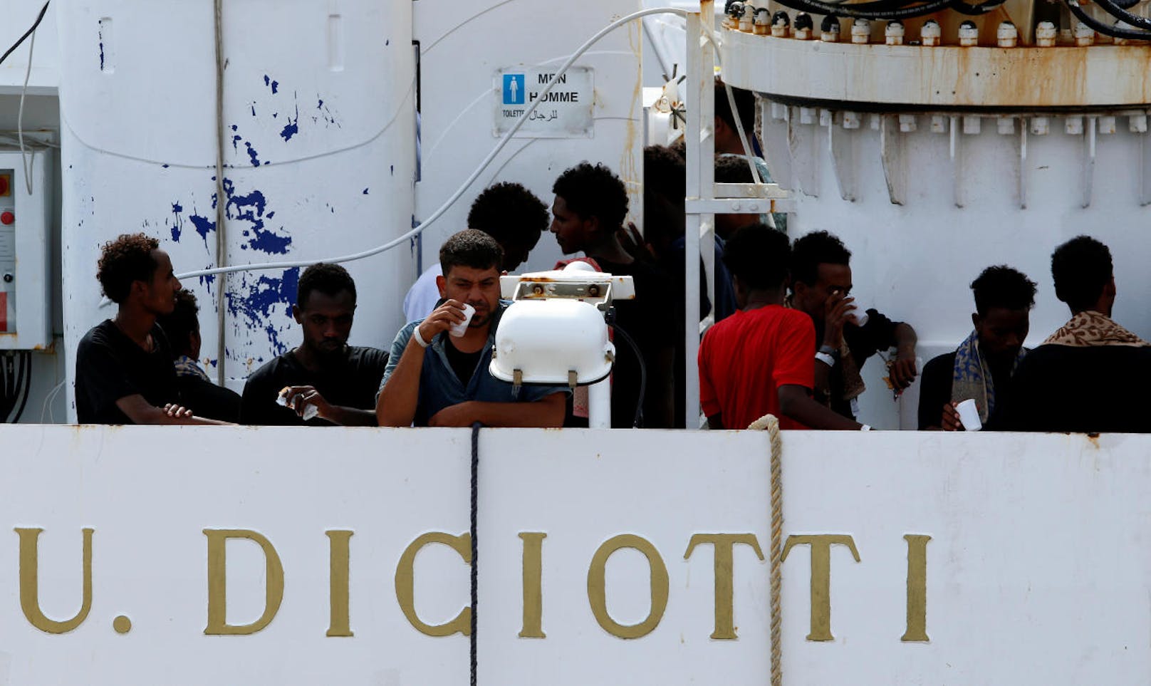 Ein Schiff der italienischen Küstenwache mit 177 Migranten an Bord liegt im sizilianischen Catania vor Anker.