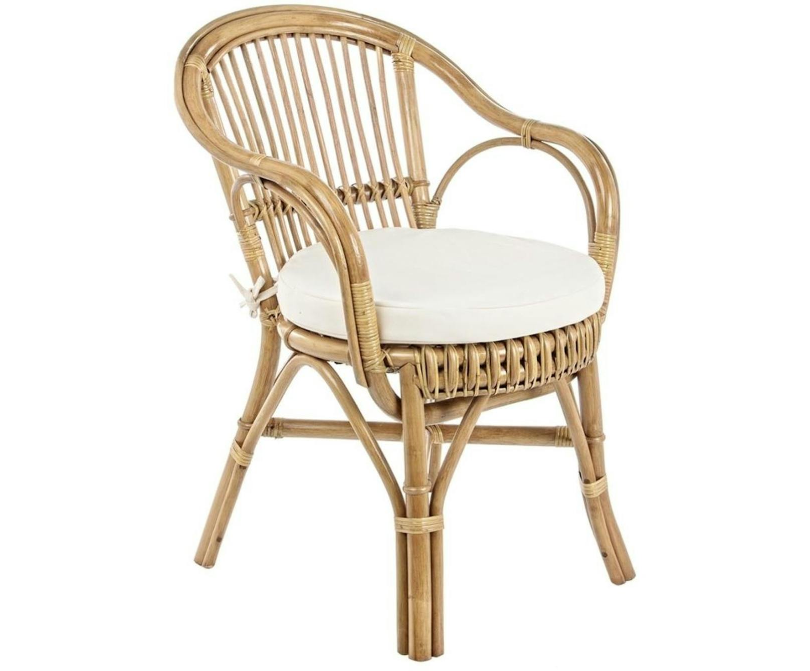 Rattan-Armlehnstuhl Barina von Bizzotto um 134 Euro bei <a href="https://www.westwingnow.de/rattan-armlehnstuhl-barina-83825.html">www.westwingnow.de</a>