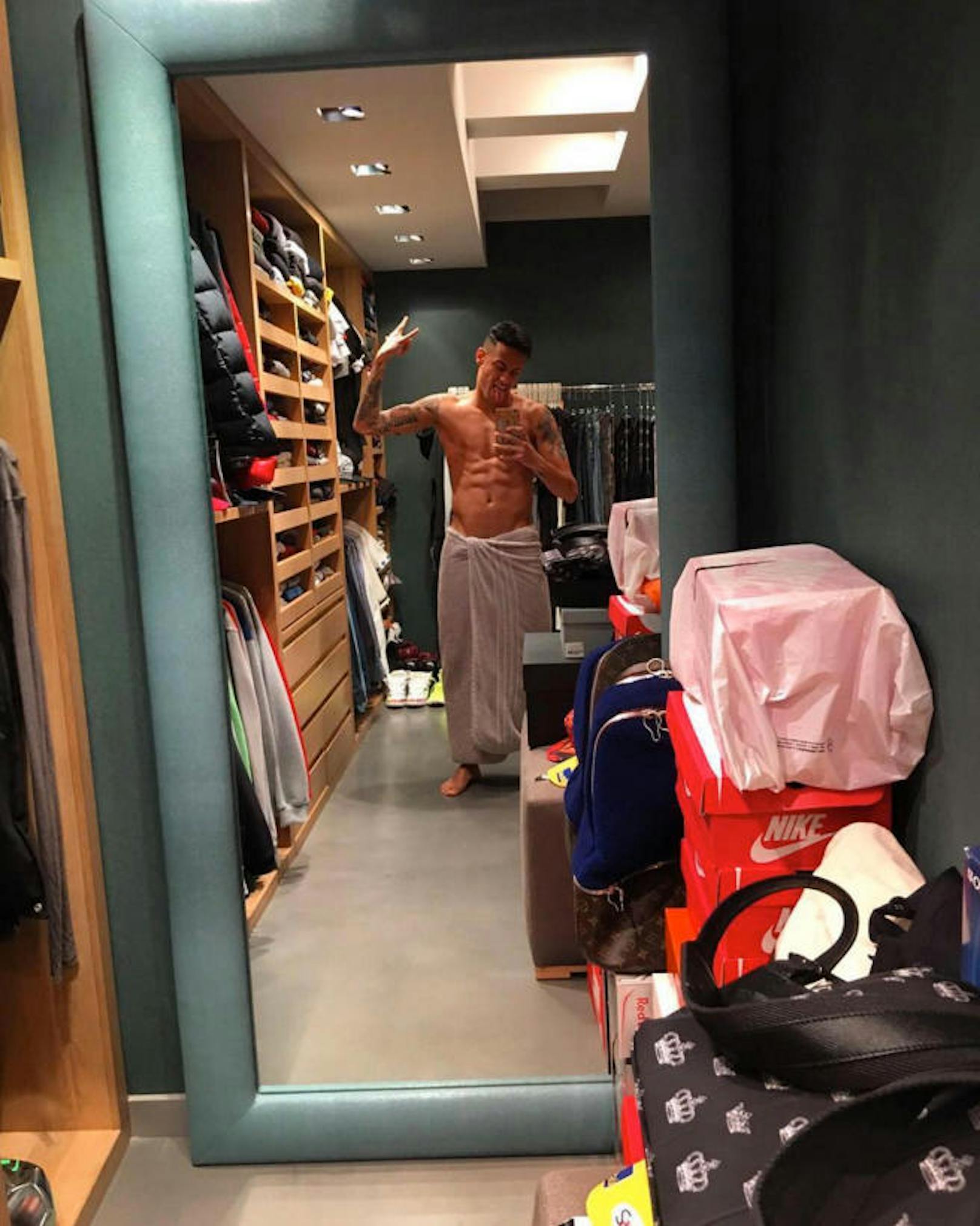 Fußballer Neymar Jr posiert hier in seinem Kleiderschrank