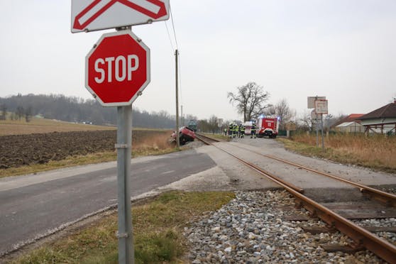 Der Pkw-Lenker übersah das Rotlicht der Ampel. 