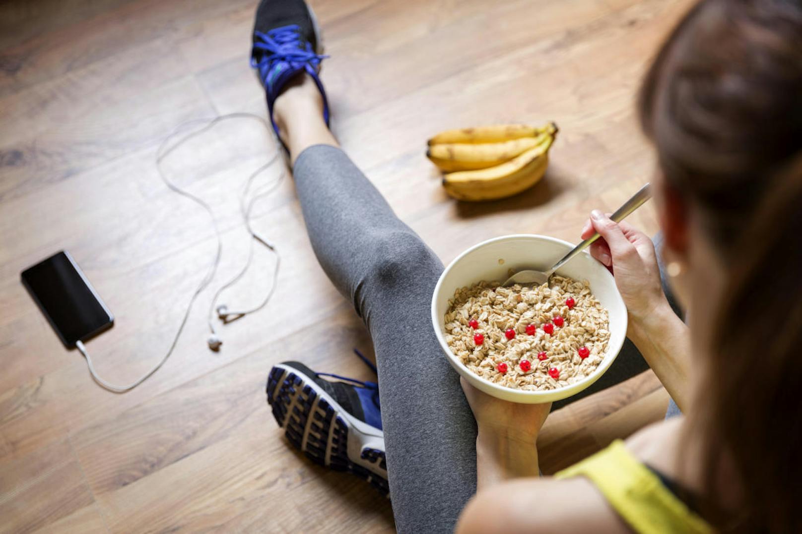 Der richtige Snack vor dem Sport gibt Kraft und Ausdauer fürs Training. Der Klassiker unter den Pre-Workout-Snacks: Bananen.