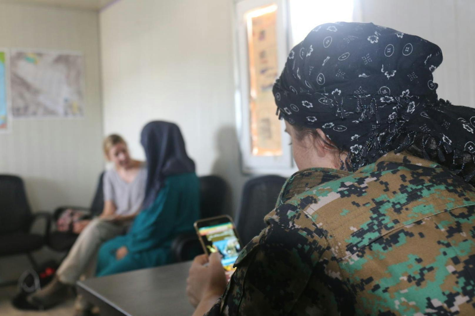 Die Aufseherinnen der Kurdenmiliz YPG seien gut zu ihr. "Sie haben viel Herz, die Kurden", sagt sie. Dennoch komme es zwischen den Frauen im Camp zu Konflikten. Einige Insassinnen lebten noch immer nach den extremen Scharia-Regeln des IS. Selena will mit ihren Kindern möglichst schnell nach Deutschland zurück.