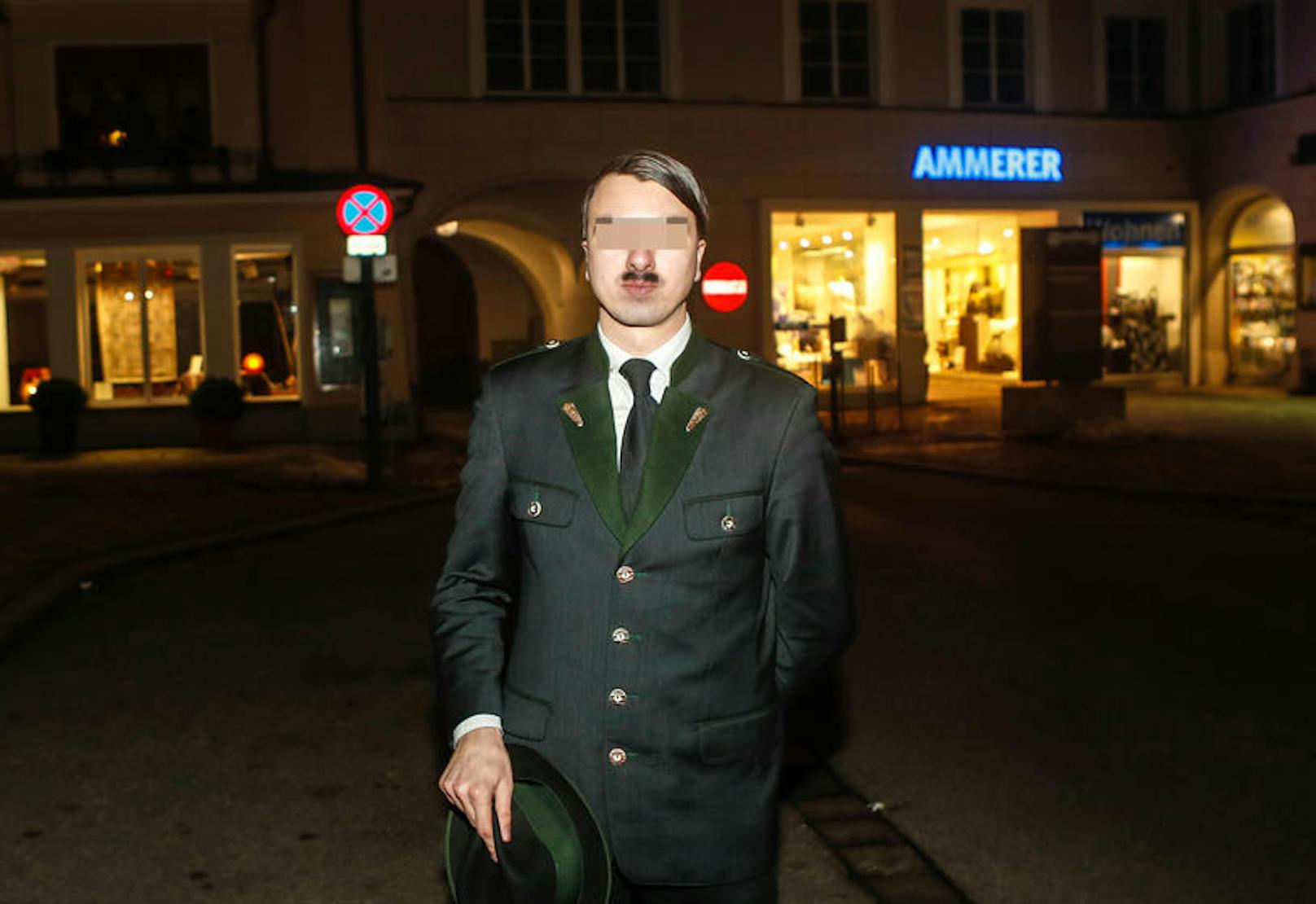 So posierte Harald Z. als "Harald Hitler" in Braunau für die Fotografen.