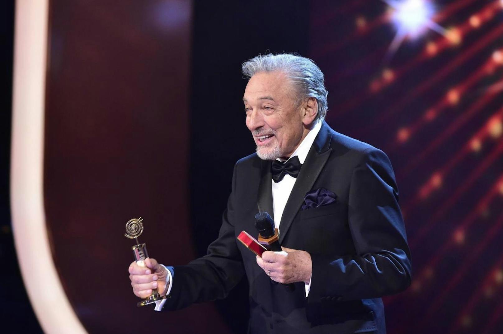 Karel Gott erhält den Prager Award "Goldene Nachtigall"
