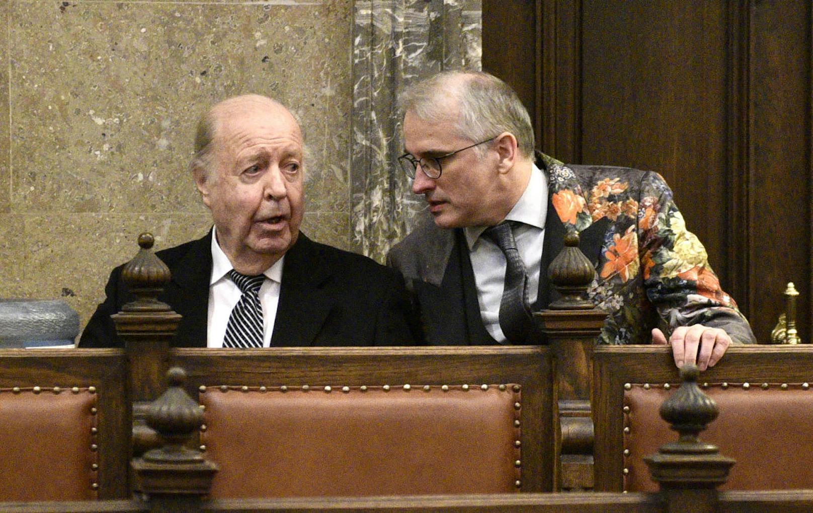  Die Anwälte Herbert Eichenseder und Michael Dohr vor Beginn des Strafprozesses.