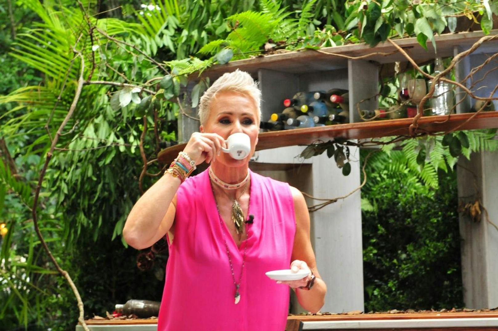 Sonja Zietlow genießt ein Tässchen Kaffee und wartet bereits auf die beiden Dschungelprüfer David und Jenny.l