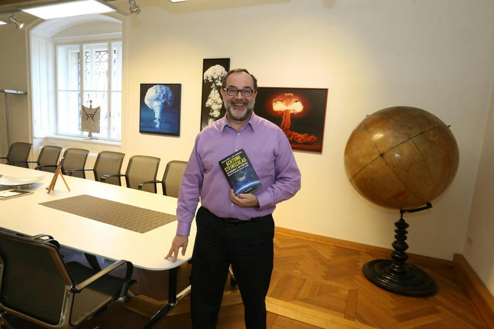 Was passiert, wenn es passiert? Der Direktor des Naturhistorischen Museum Wien Dr. Christian Köberl zählt zu den führenden Experten in Sachen Meteore, Meteorite und Asteroiden. In seinem neuen Buch "Achtung, Steinschlag" erklärt er mit Co-Autor Alwin Schönberger, wie das Bemalen mit weißer Farbe helfen kann.