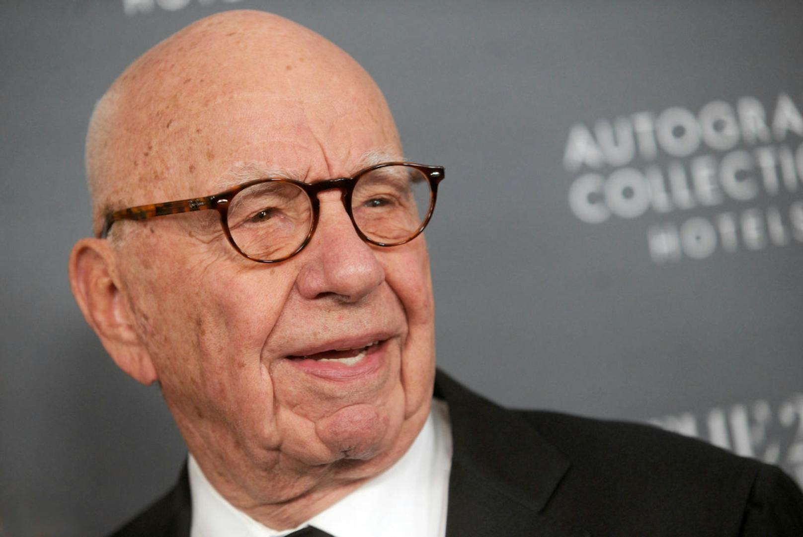 <b>Für Rupert Murdoch ist Trump ein "Idiot"</b>

Medienmogul Rupert Murdoch, Besitzer des Trump sehr nahe stehenden Senders Fox News, soll eine wenig schmeichelhafte Meinung von Donald Trump haben. So soll er den US-Präsidenten unter anderem als "fucking idiot" bezeichnet haben, als er von Trumps Migrationsgesetzen erfuhr.