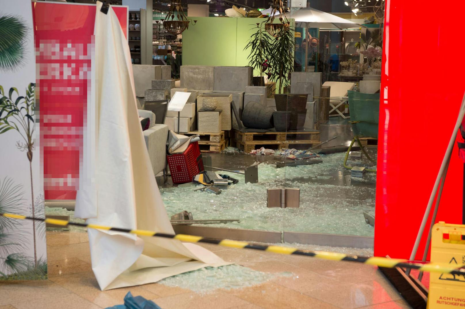 In der Plus City stürzten drei rund 500 Kilogramm schwere Glaselemente auf die Verkäuferin.
