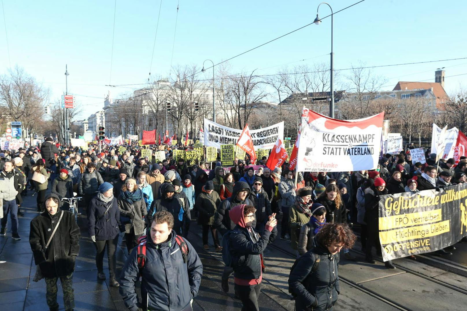<b>Dezember: Demos gegen neue Regierung
</b>Rund 6.000 Teilnehmer protestierten in Wien gegen die neue ÖVP-FPÖ-Regierung. <a href="https://www.heute.at/politik/news/story/Demonstration-Demo-Deshalb-sind-Tausende-gegen--sterreichs-neue-Regierung-aufmarschiert-55910469">Hier geht's zur Geschichte</a>