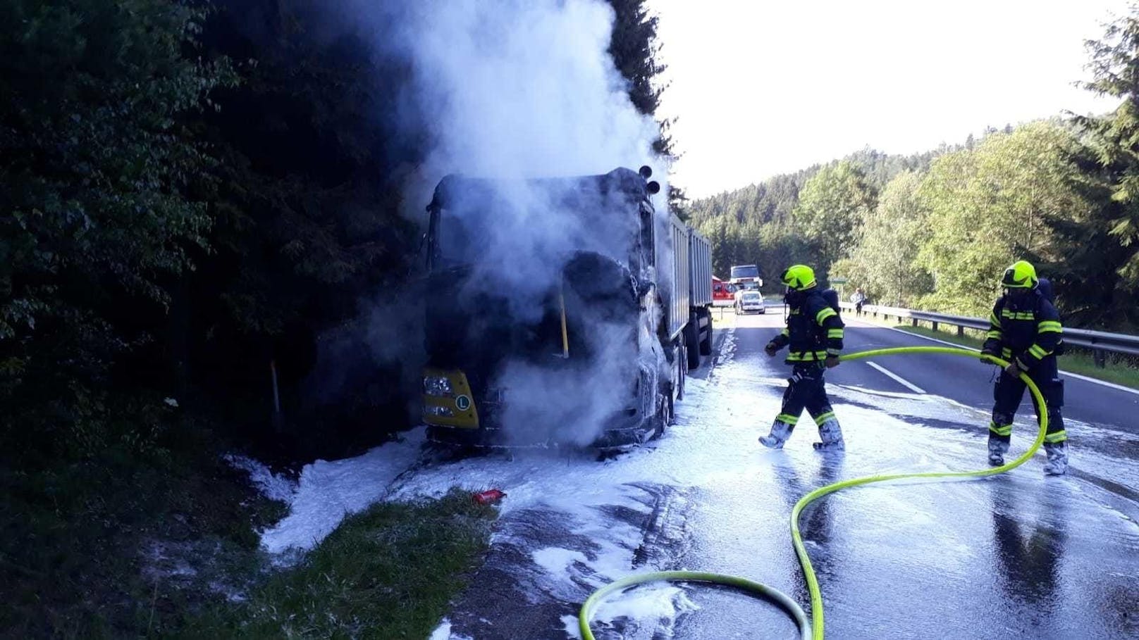 Bei Schönau brannte ein Lkw völlig aus.