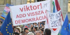Wütende Ungarn gehen auf Orban los – er flüchtet