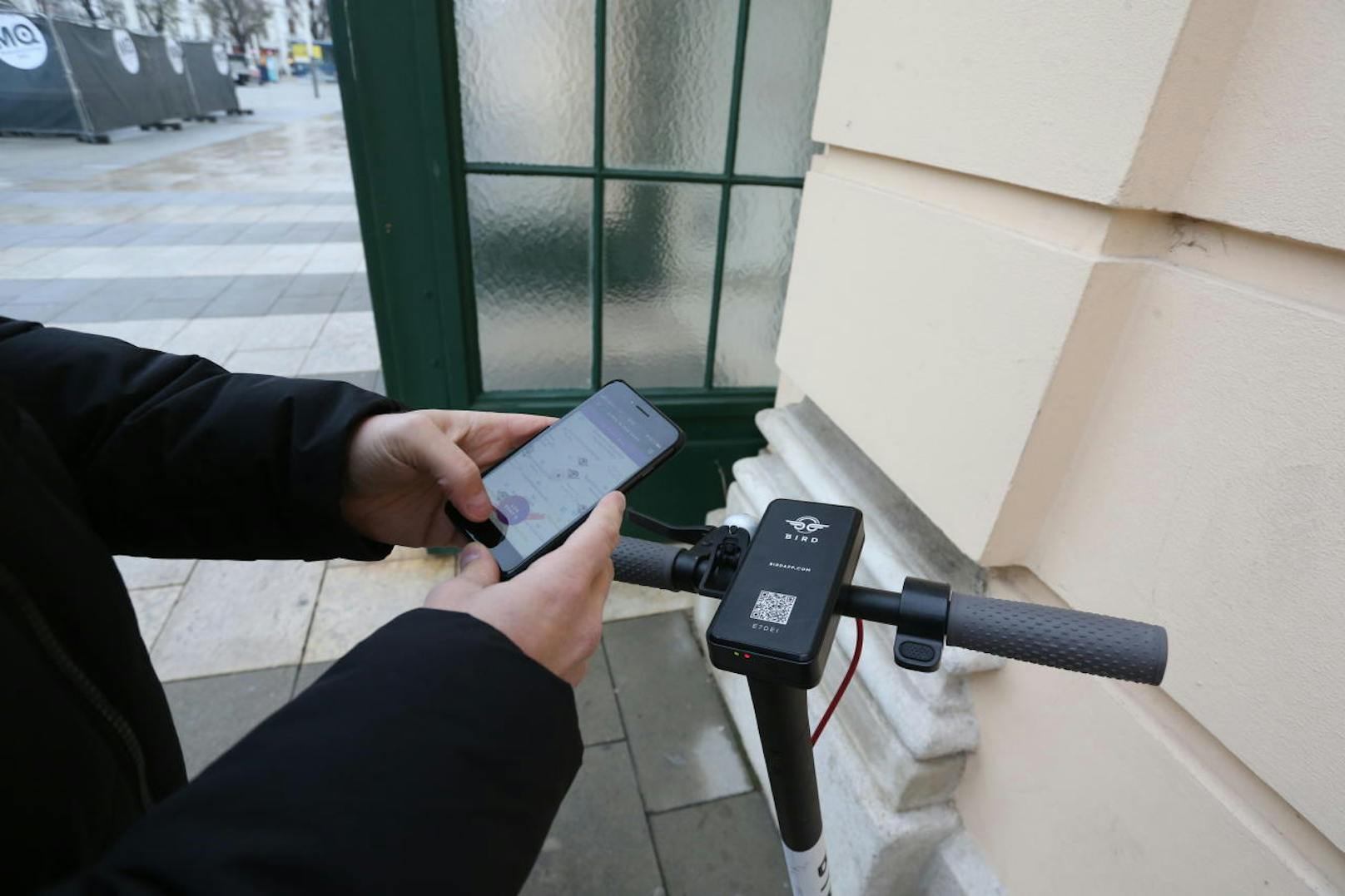 Bremstest für E-Scooter auf der Mariahilfer Straße in Wien. Zuerst wird der E-Scooter mit der App freigeschaltet.