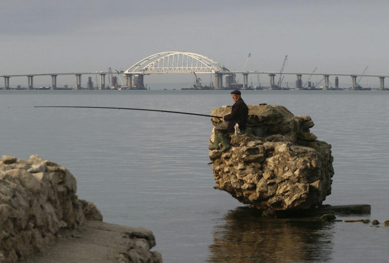 Präsident Putin steuerte bei der Eröffnung der Krim-Brücke einen LKW.