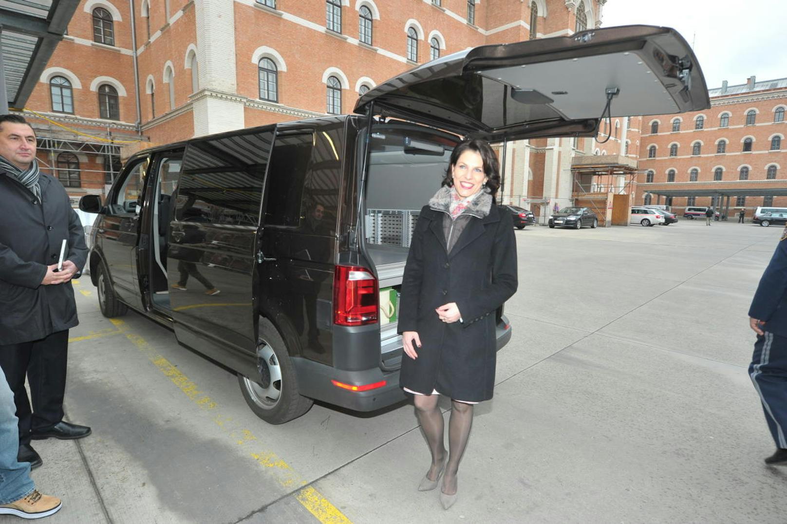 Staatssekretärin Karoline Edtstadler inspizierte den neuen Bus.