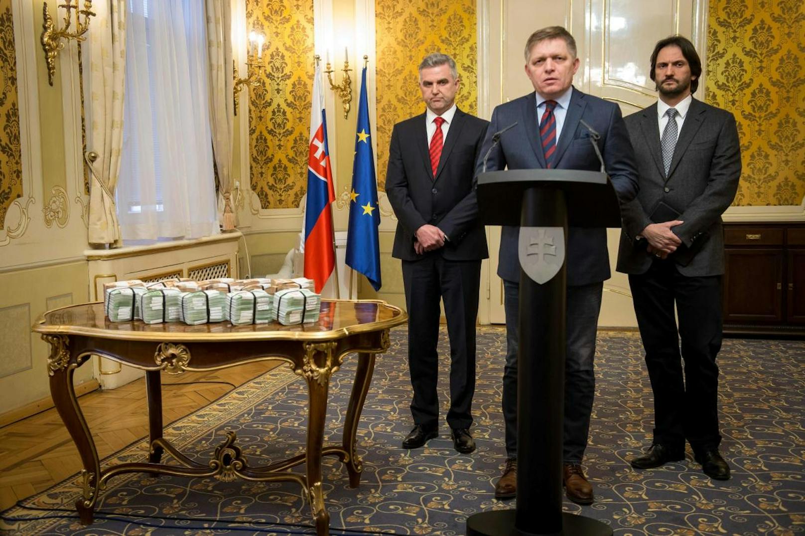 Premier Robert Fico zeigt das Kopfgeld: Eine Million Euro wurden für die Ergreifung der Killer ausgelobt.