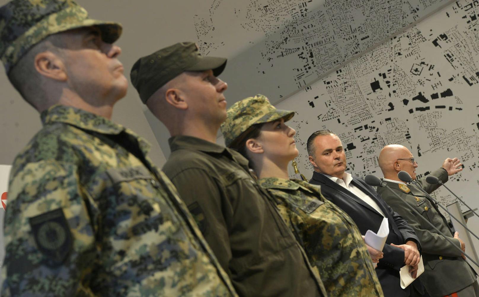 Der damalige Generalstabschef Othmar Commenda (r.) und der damalige SPÖ-Verteidigungsminister Hans Peter Doskozil (2.v.r.) während der Präsentation.