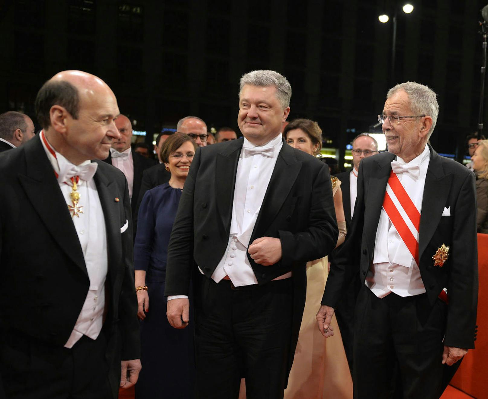 Staatsoperndirektor Dominique Meyer, der ukrainische Präsident Petro Poroschenko und Bundespräsident Alexander Van der Bellen am Opernball.