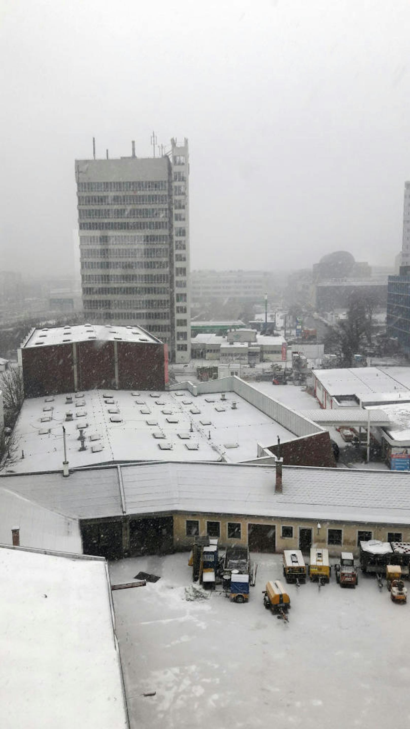 Starker Schneefall kleidete die Bundeshauptstadt am Vormittag in Weiß.
