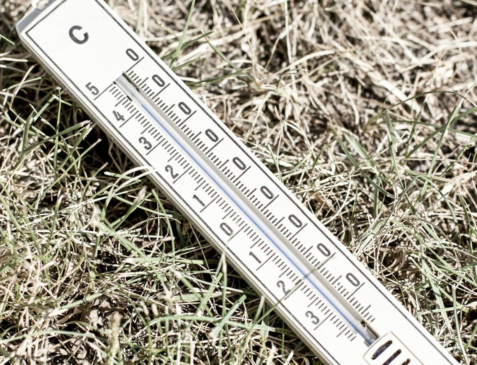  Seit dem Frühjahr gibt es ungewöhnlich lange und stabile Hochdruckphasen und dazu sehr hohe Temperaturen - die Folge: Dürre.