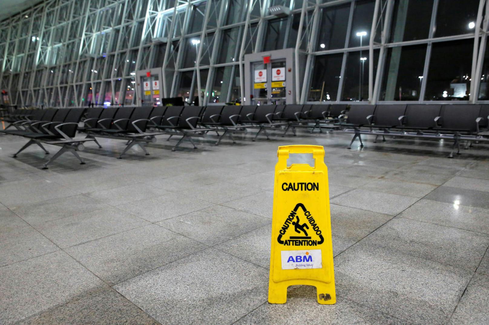 Ein Wasserrohrbruch hat Terminal 4 des New Yorker JFK-Flughafens lahmgelegt. Zahlreiche Flüge mussten gestrichen oder umgeleitet werden (8. Jänner 2018).