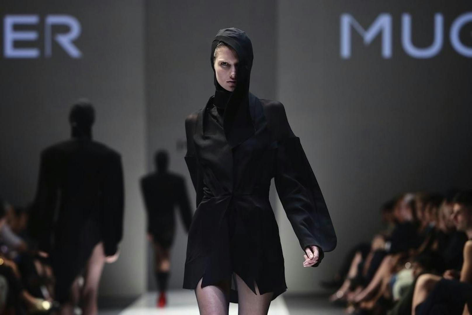 Thierry Muglers Mode hat sich seit den 80ern nicht wesentlich geändert. Stets dunkel und mystisch steht sie in komplettem Widerspruch zu seinen Parfüms.