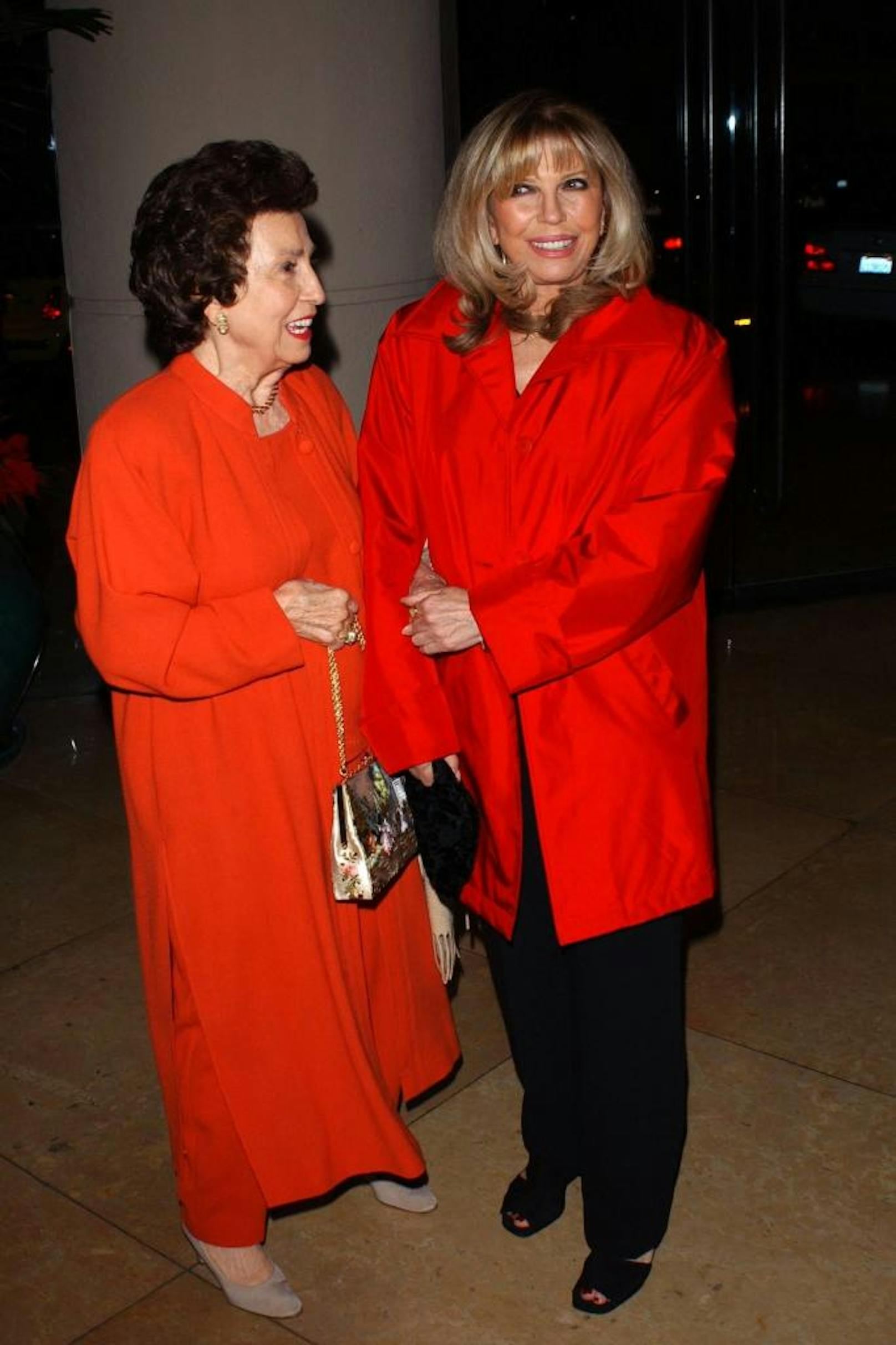 Zweimal Nancy in Rot: Mama Nancy Sinatra mit Tochter Nancy Jr. besuchten gemeinsam eine Gedenkfeier in Hollywood, 2002.