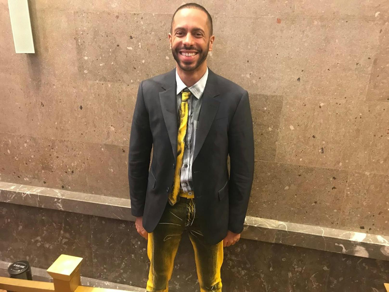 Die Verteidiger Amir Ahmed trug am dritten Tag einen Anzug im Comic-Look von Moschino. Sein Kollege Michael Dohr fehlte.