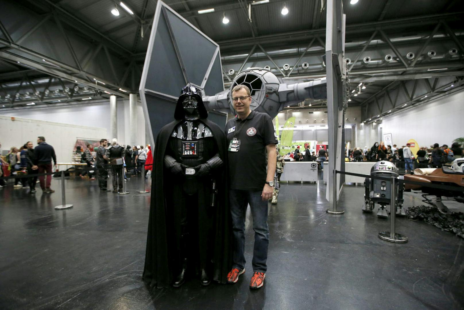 Darth Vader und Manuel Miklis von der "501st Legion" posieren gegen eine Spende vor einem rund fünf Meter hohen "Tie Fighter":