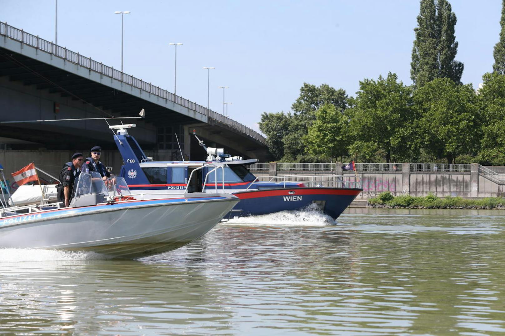 Beim Inselfest am Wochenende werden die 46 Beamten der Wiener Wasserpolizei wieder alle Hände voll zu tun haben. "Heute" schaute bei den "Seepferdchen" vorbei.