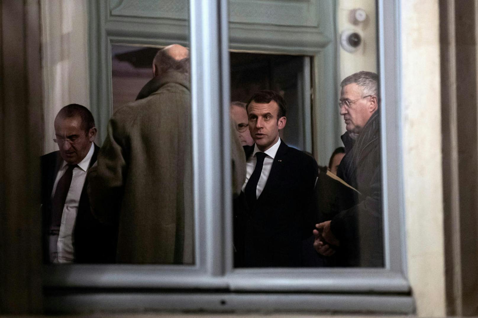 Präsident Macron besuchte die Verletzten im Spital.