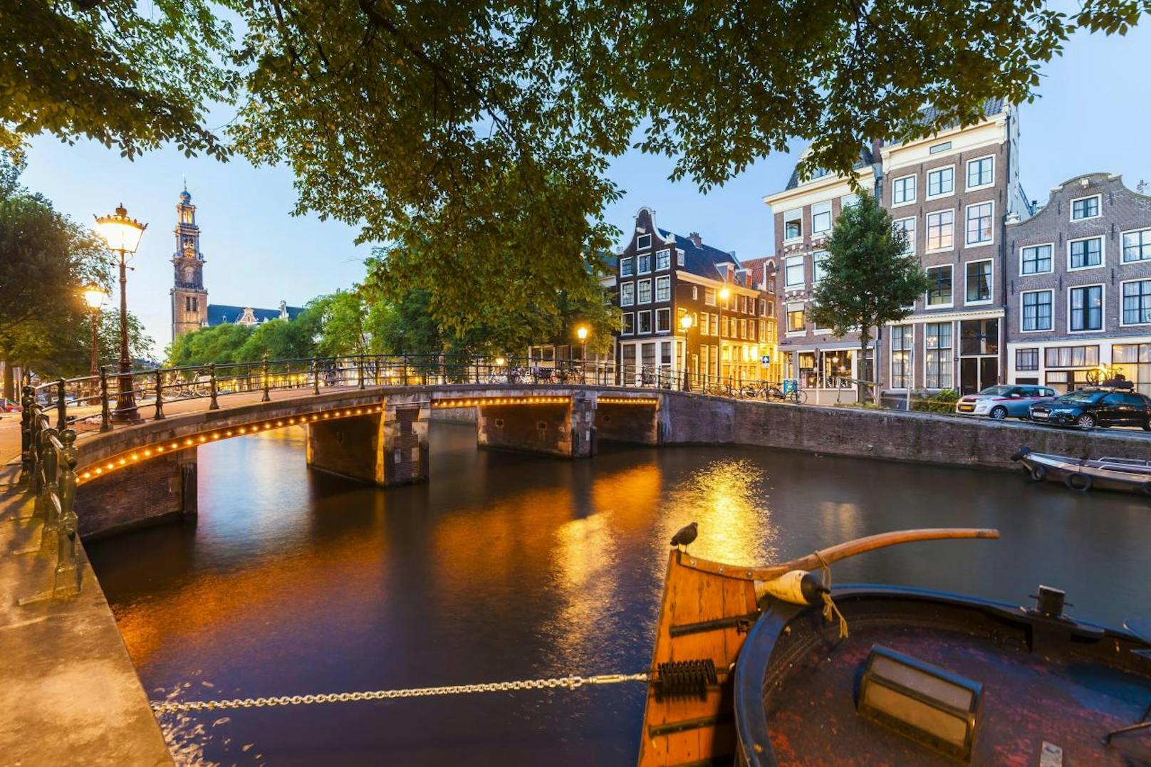 <b>Amsterdam</b> - die Stadt der Grachten, Fahrräder und Coffeeshops ist für einen Kurzurlaub im Herbst ebenfalls zu empfehlen, auch wenn die charmante Hafenstadt zu jeder Zeit einen Besuch wert ist. Besuchen Sie erstklassige Museen, schlendern Sie über die zahlreichen entzückenden Brücken oder lassen Sie sich einfach vom Charme der niederländischen Hauptstadt entzücken.