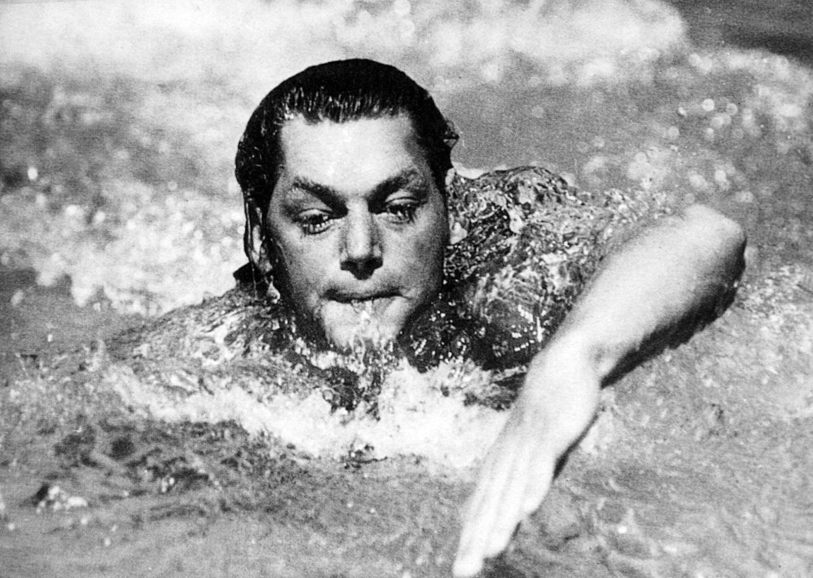 <b>Schwimmen:</b> Johnny Weissmüller schwamm als erster Mensch die 100 Meter unter einer Minute. In seiner aktiven Laufbahn siegte er in jedem Wettkampf, zu dem er antrat. Nach fünf Olympia-Siegen stieg er ins Film-Geschäft ein und wurde als "Tarzan" legendär.