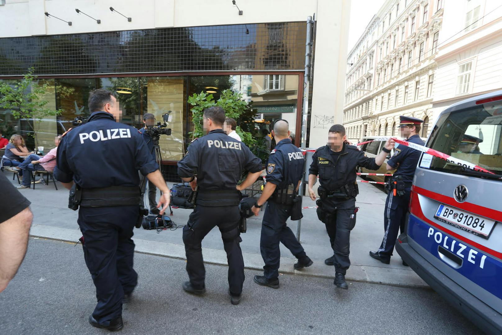 In Wien-Wieden hat ein Mann am Dienstag auf offener Straße zunächst eine Frau und dann sich selbst erschossen. 