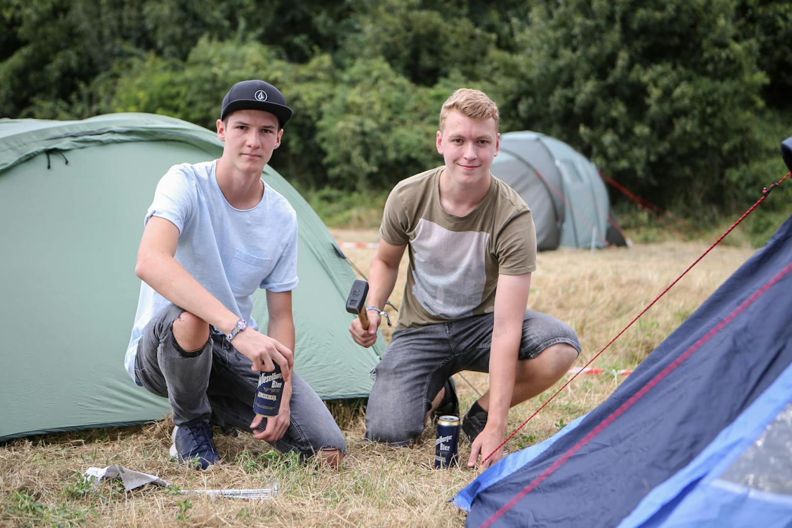 Während die einen schon trinken, schlagen Stefan und Florian (beide 17) aus Kasten bei Böheimkirchen erst ihre Zelte auf: "Wir sind alle aus Kasten hier, insgesamt über 20 Leute."