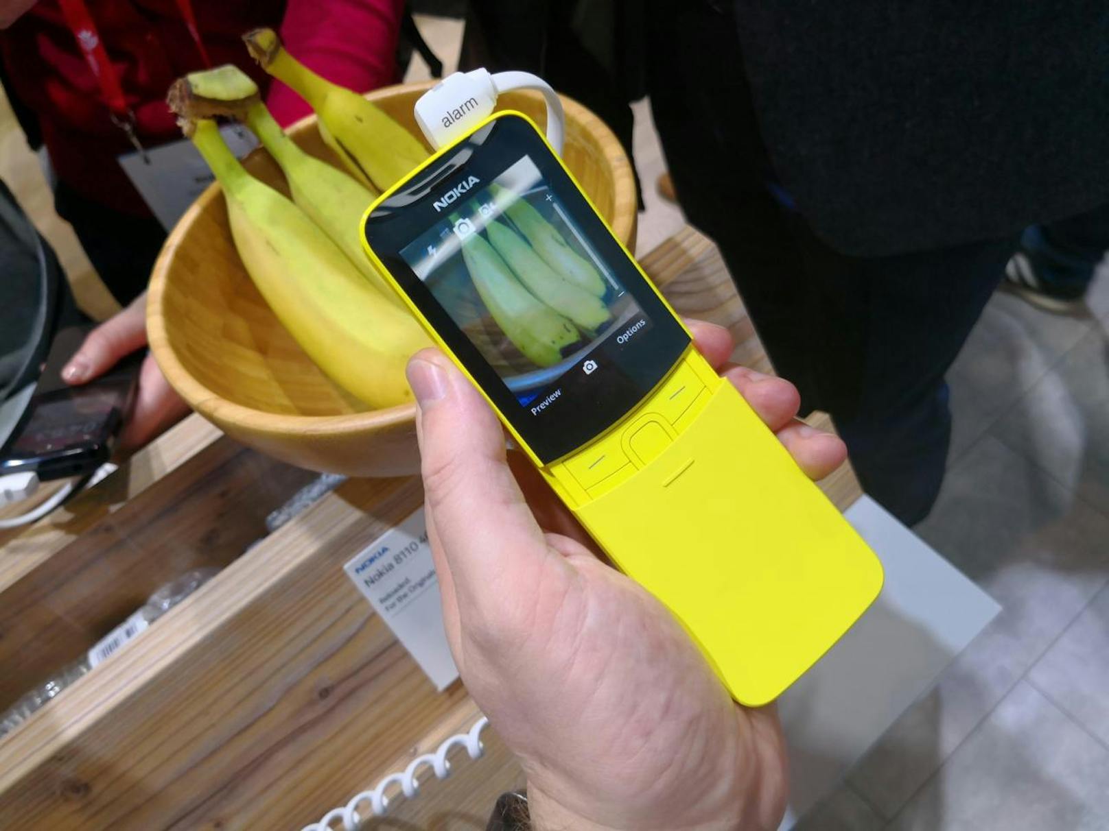 Angetrieben wird das Nokia 8110 4G durch die Qualcomm 205 Mobile Platform, der Bildschirm liefert Farbe, Snake gibt es in einer neuen Version und es ist eine Kamera vorhanden.