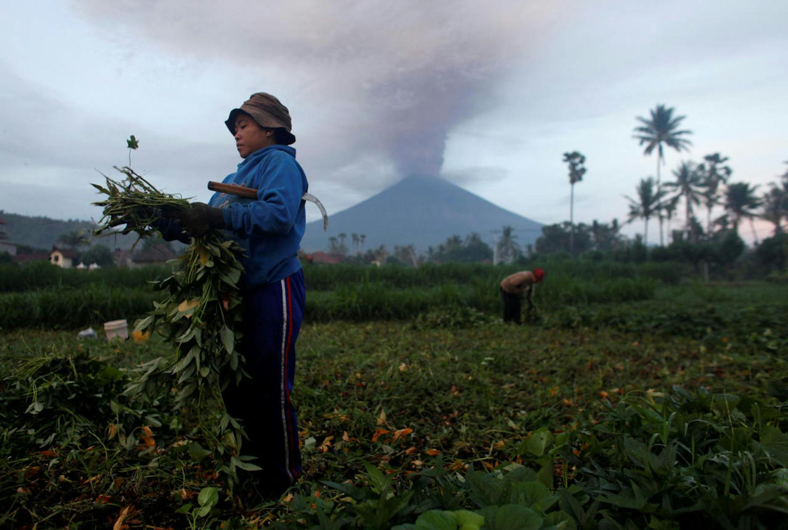 Zweithöchste Alarmstufe: Der Mount Agung bleibt aktiv.