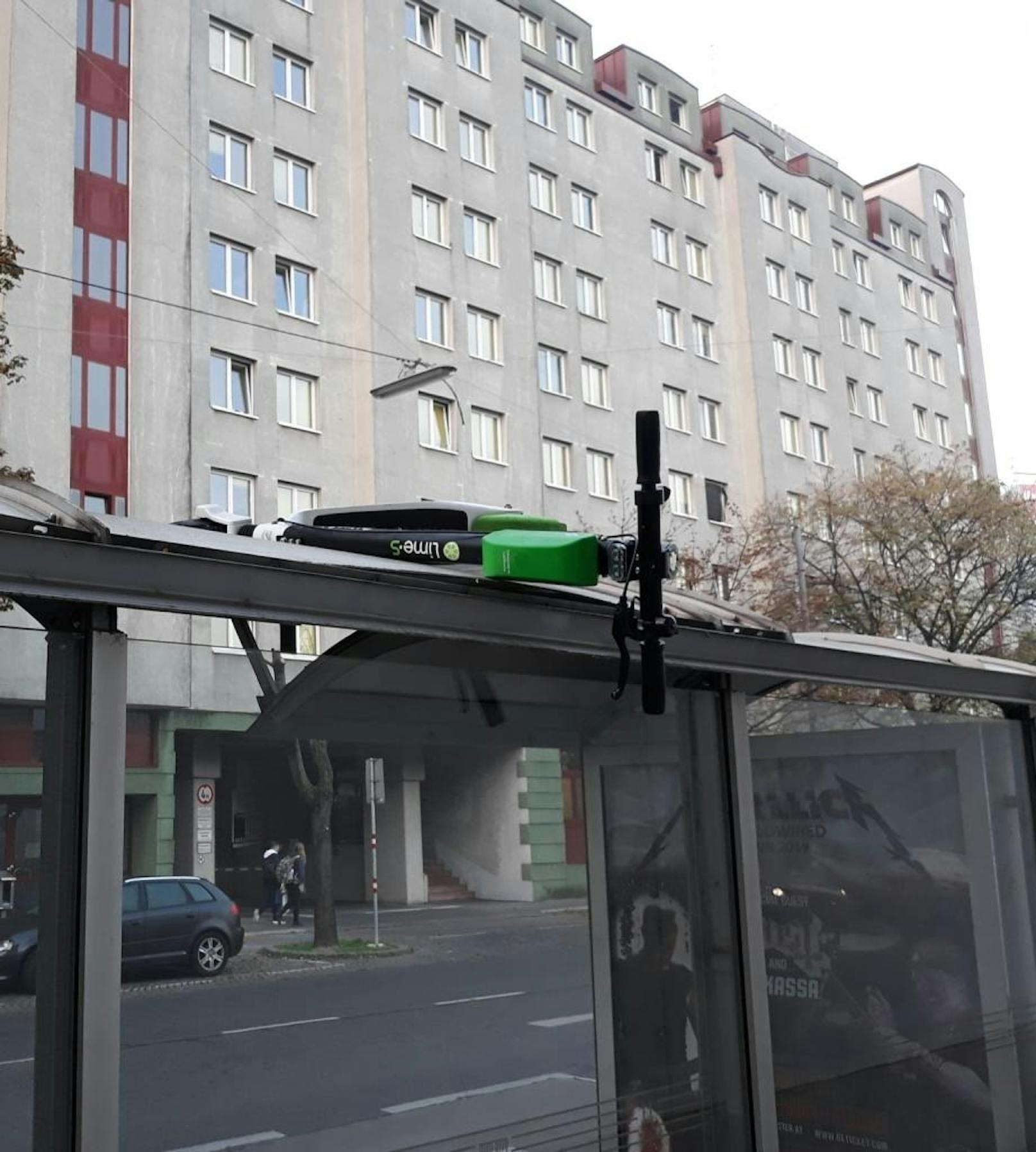 Ein Unbekannter hinterließ einen Lime-Scooter auf dem Dach einer Bushaltestelle in Wien-Brigittenau.