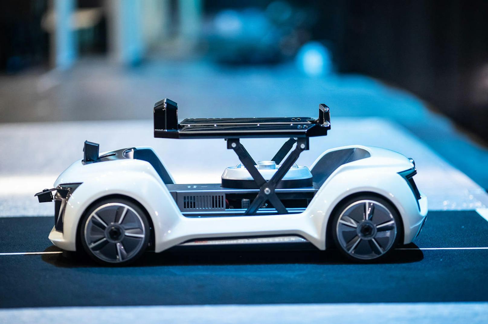 Fahrbarer Untersatz: Ein Roboter-Wagen mit elektrischem Antrieb übernimmt die Passagierkabine oder übergibt sie an die Drohne.