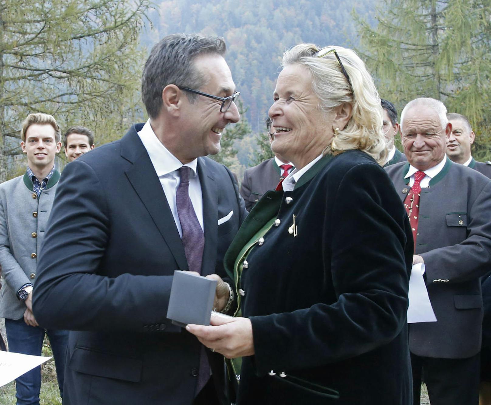 FPÖ-Chef Heinz-Christian Strache und Witwe Claudia Haider bei der Gedenkfeier am 10.10.18.