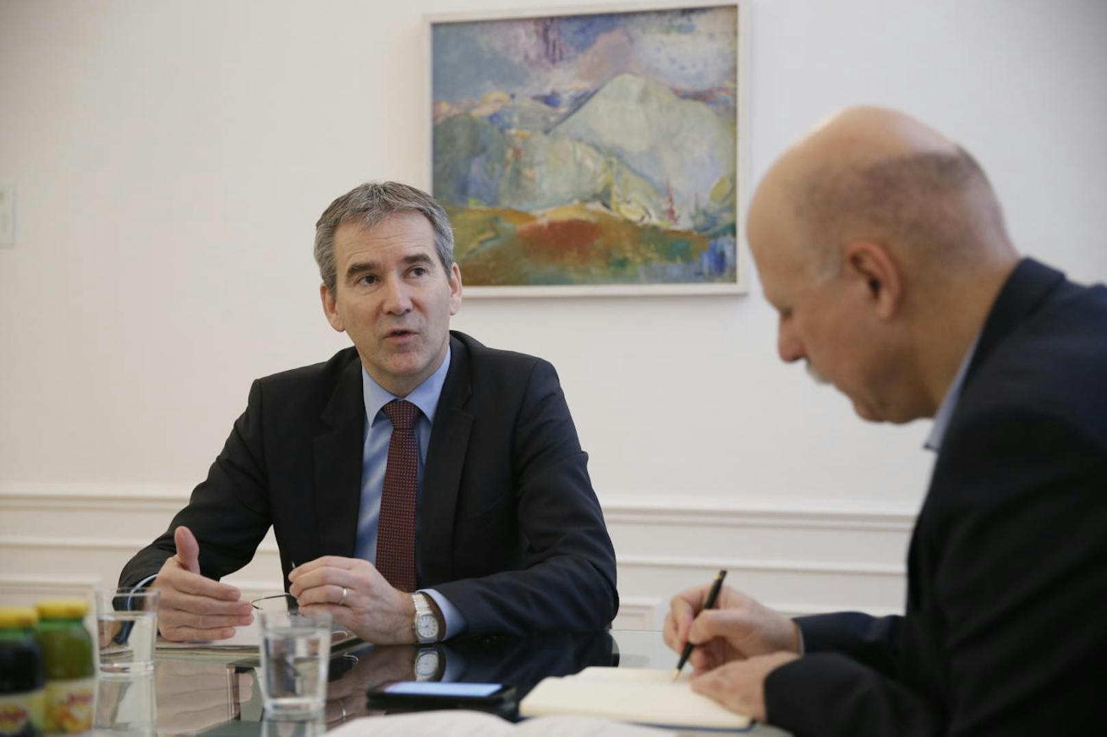 Finanzminister Hartwig Löger (parteilos) im Gespräch mit "Heute"-Chefredakteur Christian Nusser