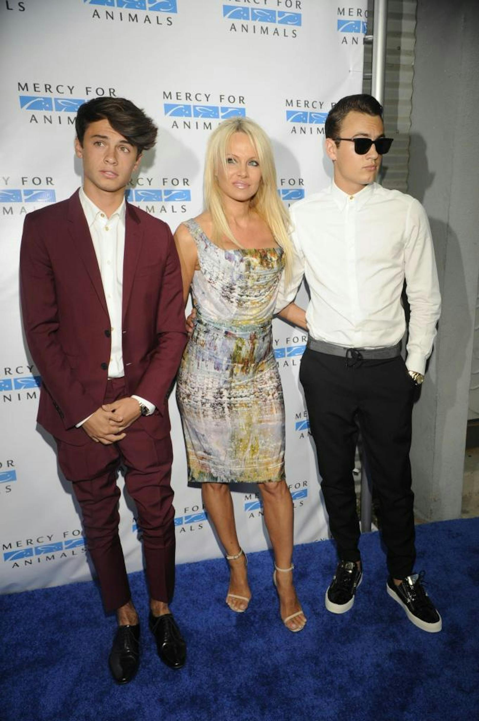 Pamela Anderson mit Brandon Lee (r) und Dylan Lee (l)