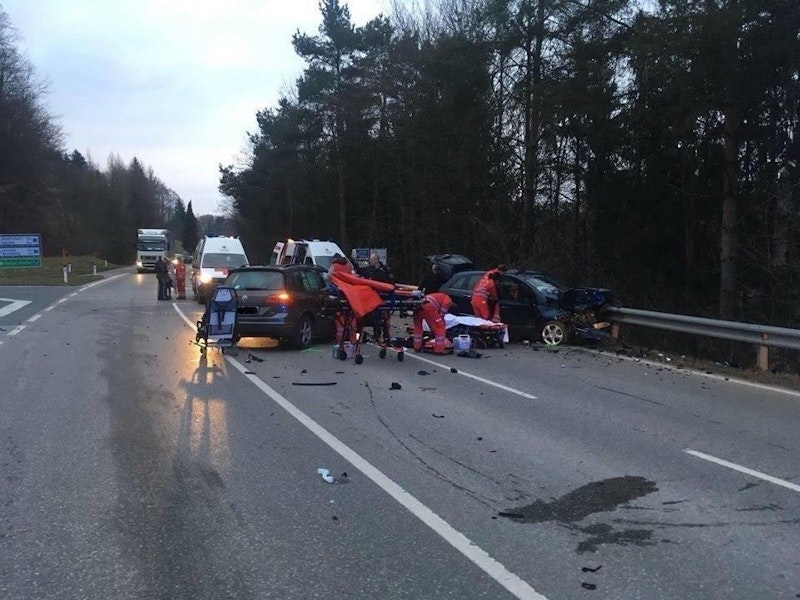 Feuerwehr und Rettung kümmerten sich um die Verletzten.