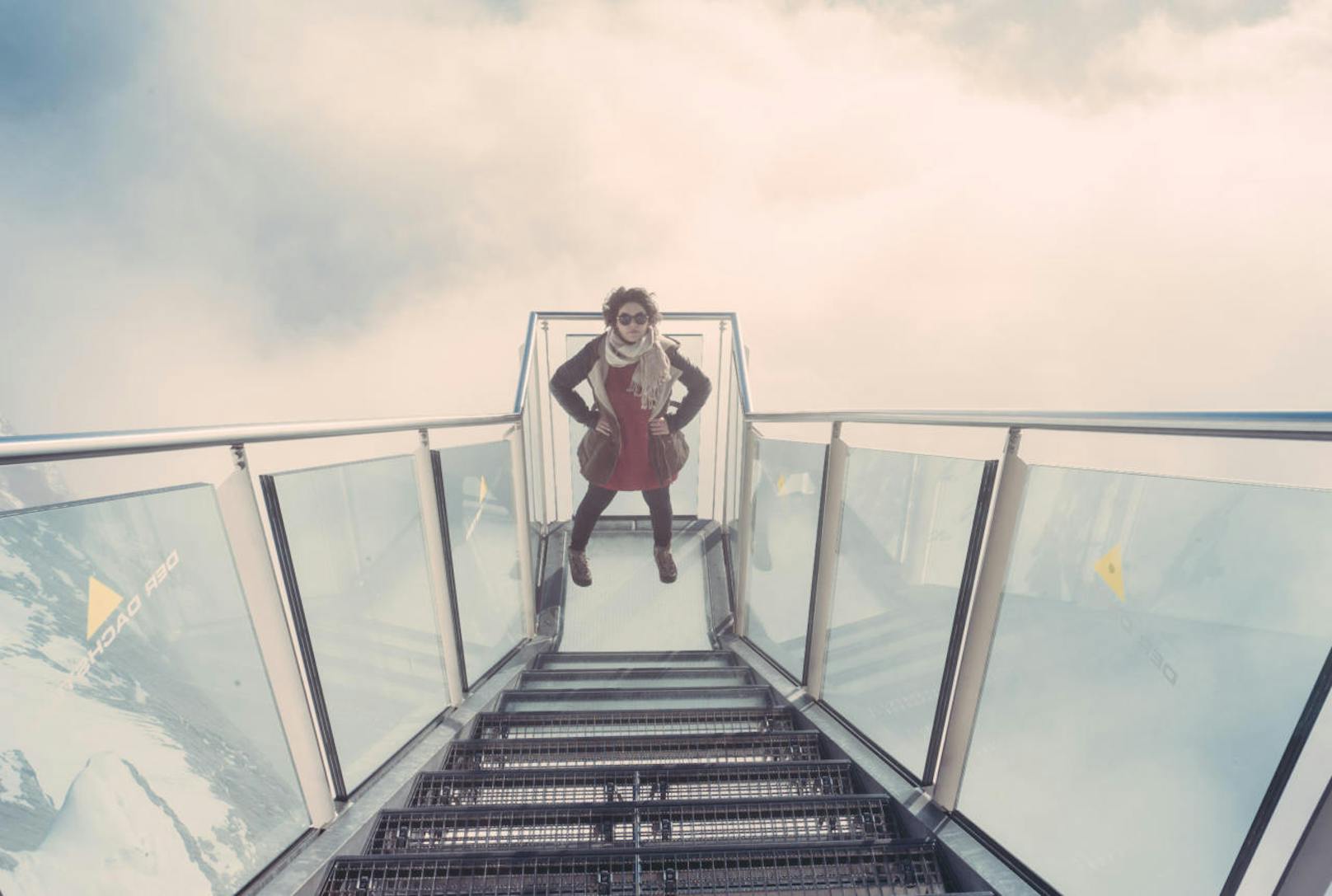 Stefanie Millinger am Skywalk Dachstein.